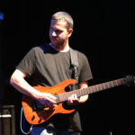 Photo de Paul Michelet, professeur de guitare et guitariste professionnel, sur scène